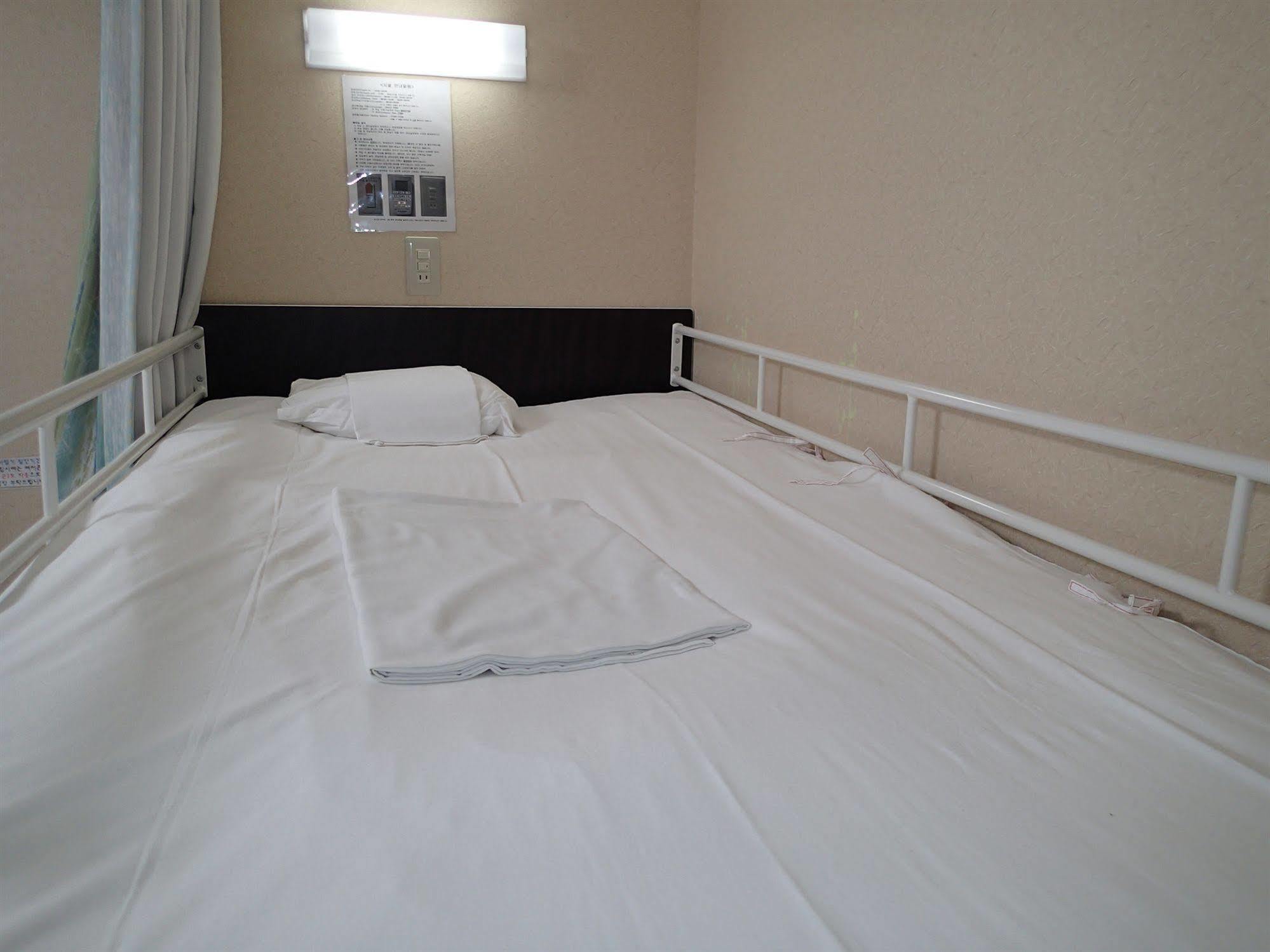 Namba Hostel Ōsaka Eksteriør bilde